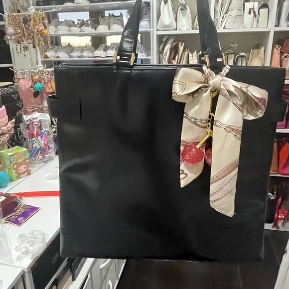 GUCCI Elegant Black Leather Tote Bag with Scarf - Picture 8 of 13